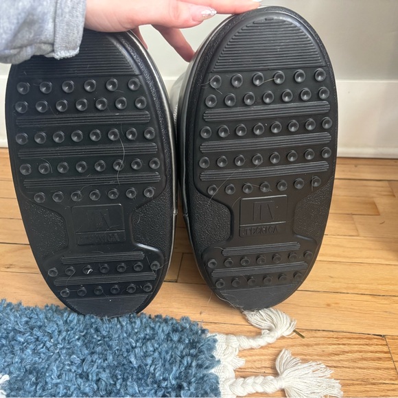 ICON GLANCE SILVER SATIN MOON BOOTS - Picture 4 of 7